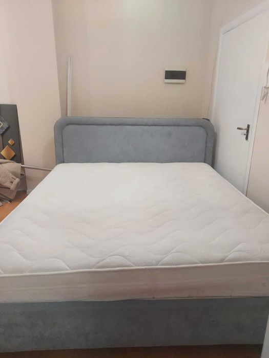 Кровать двуспальная с матрасом