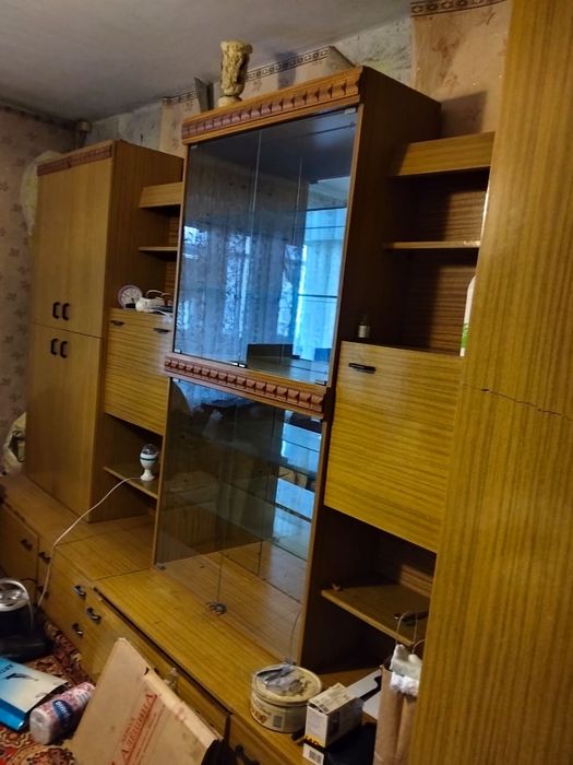 Отдам даром диван, стенку и холодильник.