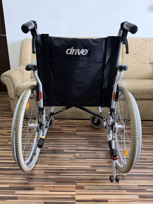 Carut scaun rulant medical handicap dizabilitati batrani (ca nou)