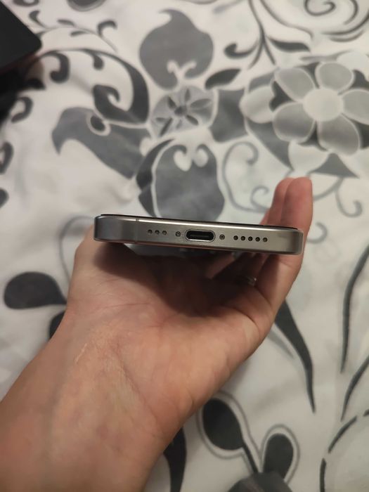 iPhone 15 pro / 256 GB