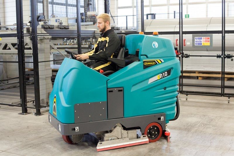 Машинно почистване на гаражи и търговски помещения,