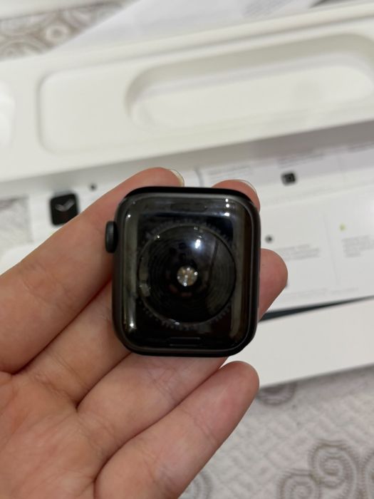 Продам apple watch SE