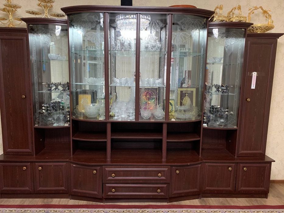 Срочно сервант (горка) сотилади нархини келишамиз