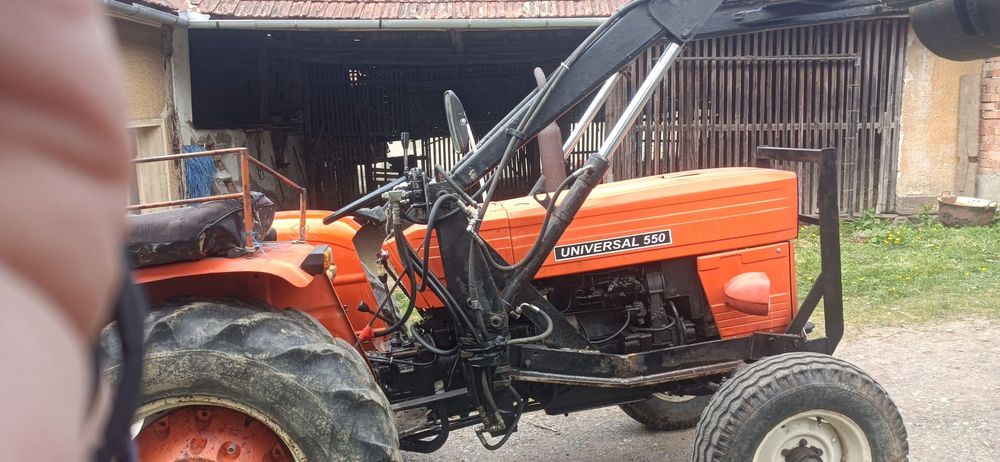 Tractor cu încărcător UTB550