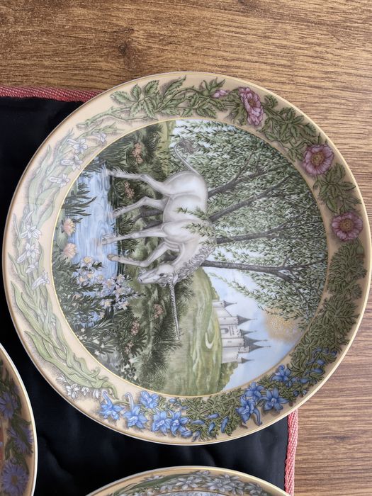 Superbe farfurii editie limitata din portelan pictat cu isertii din au