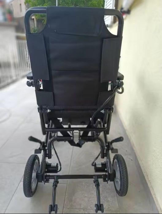 Помощна количка с електрически мотори  за трудноподвижни