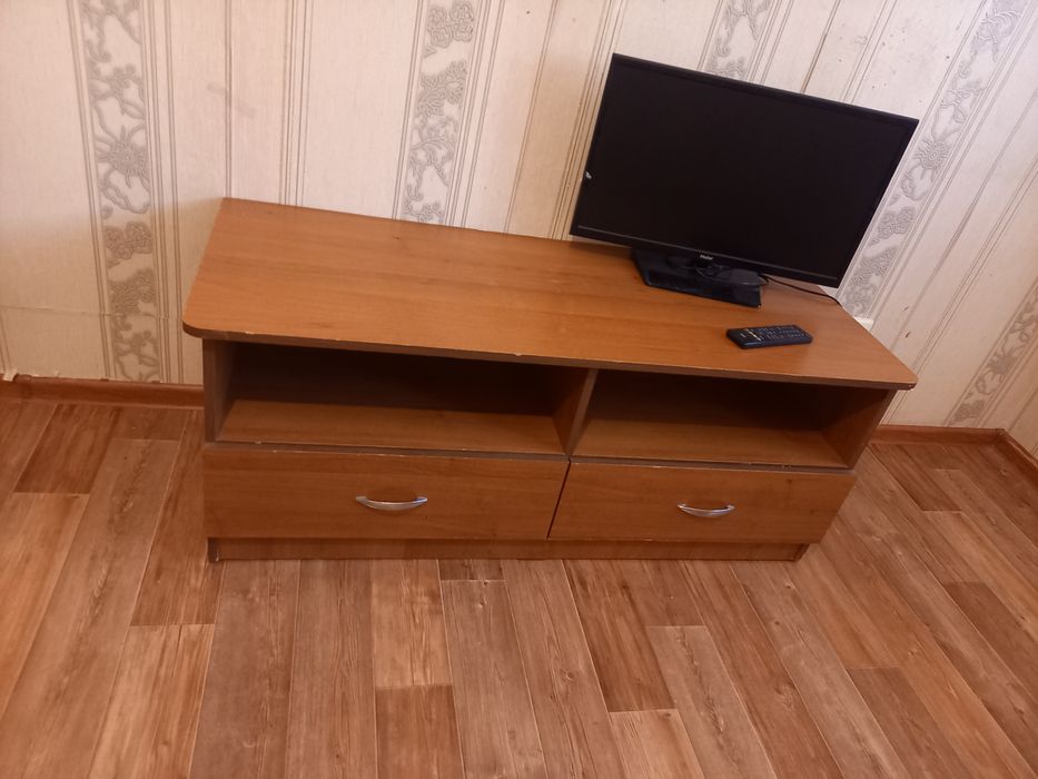 Тумбочку  под  телевизор даром