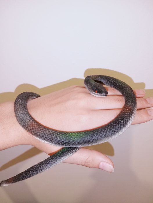 Реалистичная змея.