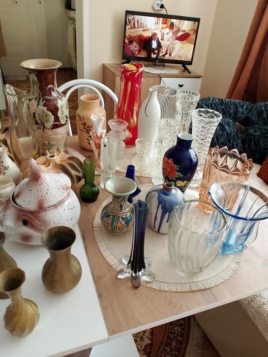 Различни видове стари-ретро вази,чаши