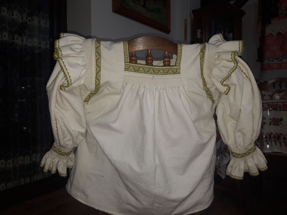 Camesa tradizionala facuta cu mana.