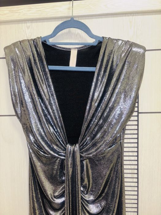 Къса рокля с дълбоко деколте