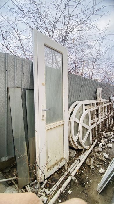 Пластиковая дверь. Окна