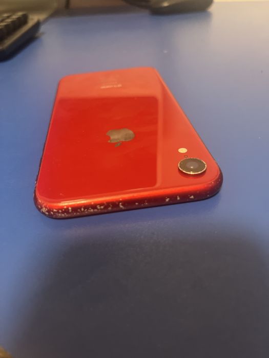 Vând Telefon iPhone ESTE un pic a spart display-ul funcționează tot