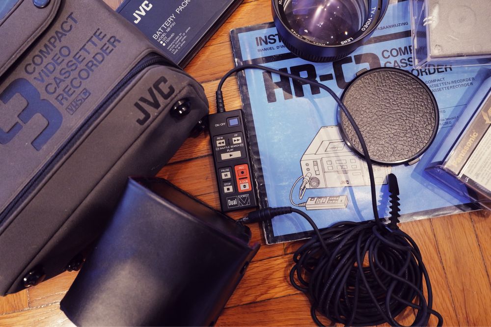 JVC monitoare CRT si Video VHS C portabile pentru Nintendo Sega PS1