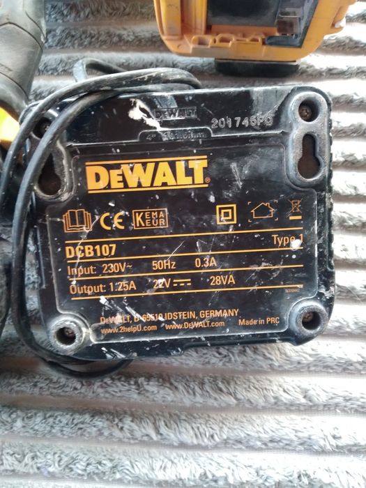Set de 2 filetante Dewalt cu încărcător.  Functionale.