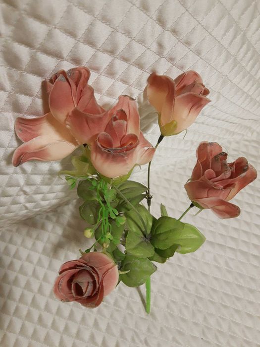 Цветя 32 бр.изкуствени в керамична ваза ръчна изработка