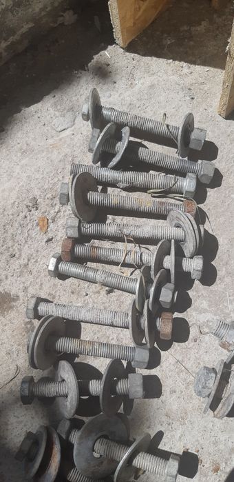 Продам 40шт. Болтов и шурупов