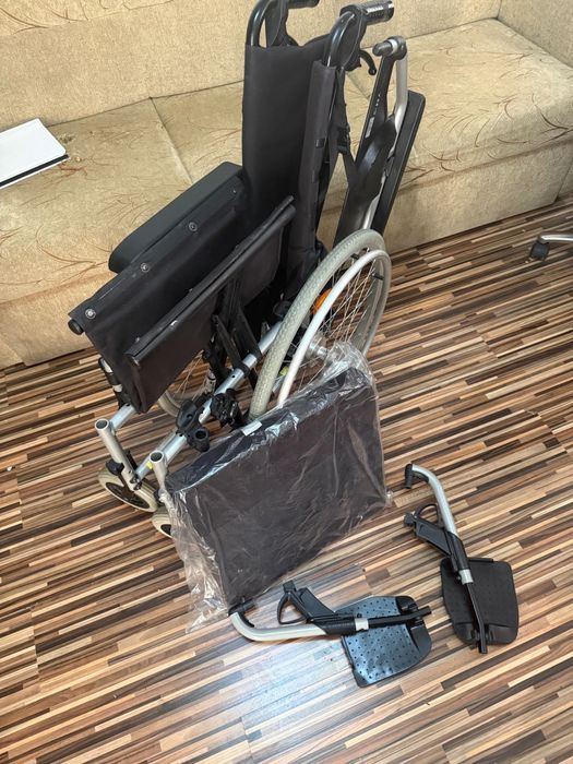 Carut scaum medical rulant batrani dizabilitati (ca nou)