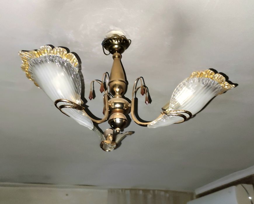 Люстра с тремя плафонами