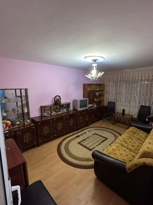 Vând apartament cu 2 camere, zona Roșiori cu Școlilor