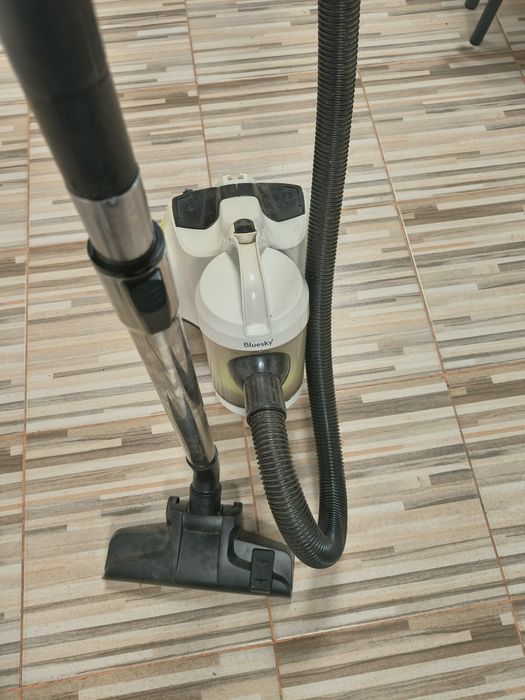 Aspirator fără sac- 700W, marca Bluesky