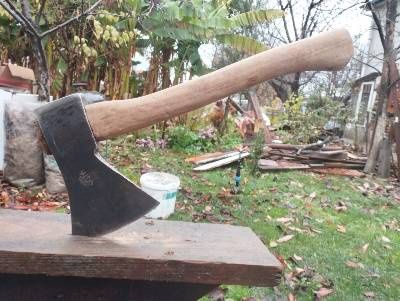 Стара брадва с маркировка