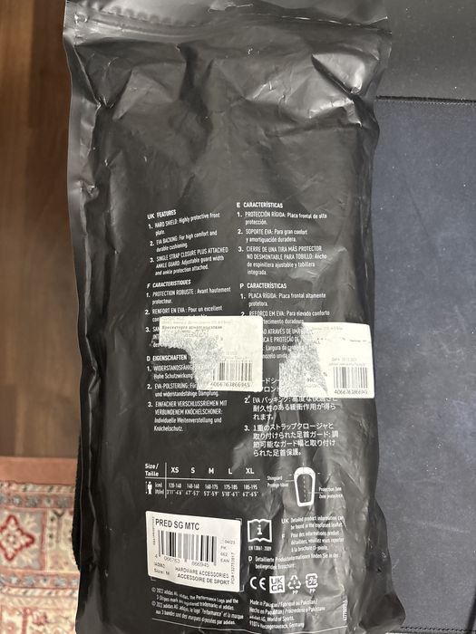 Футбольные щитки predator