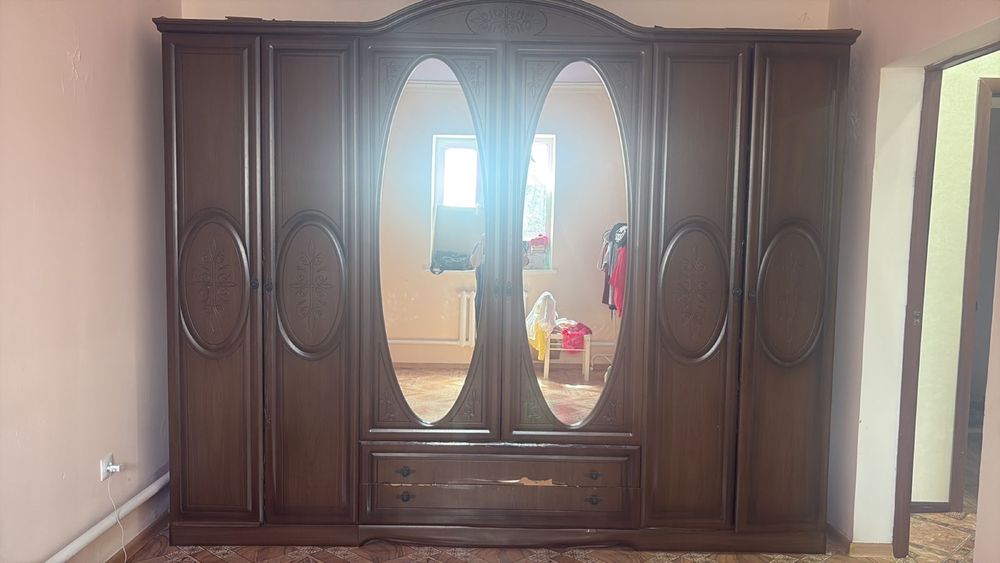 Продам,шкаф большой,телевизор,компьютерный стол