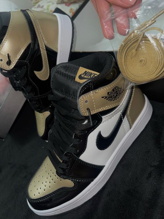 Air Jordan 1 Retro High OG Gold Toe
