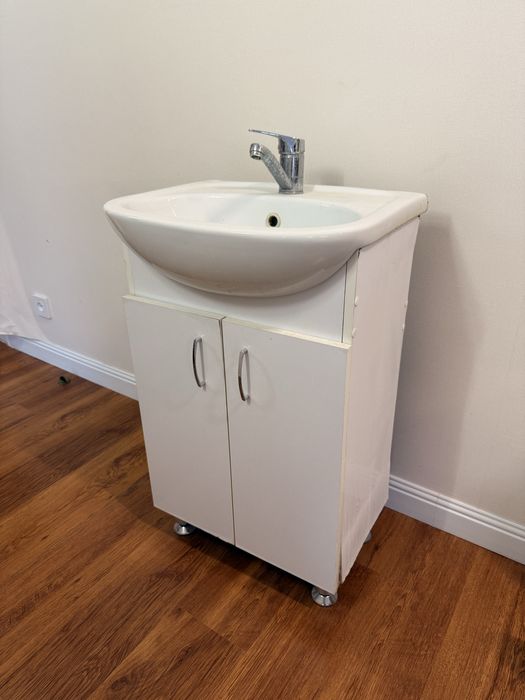 Раковина с тумбой сифоном и смесителем