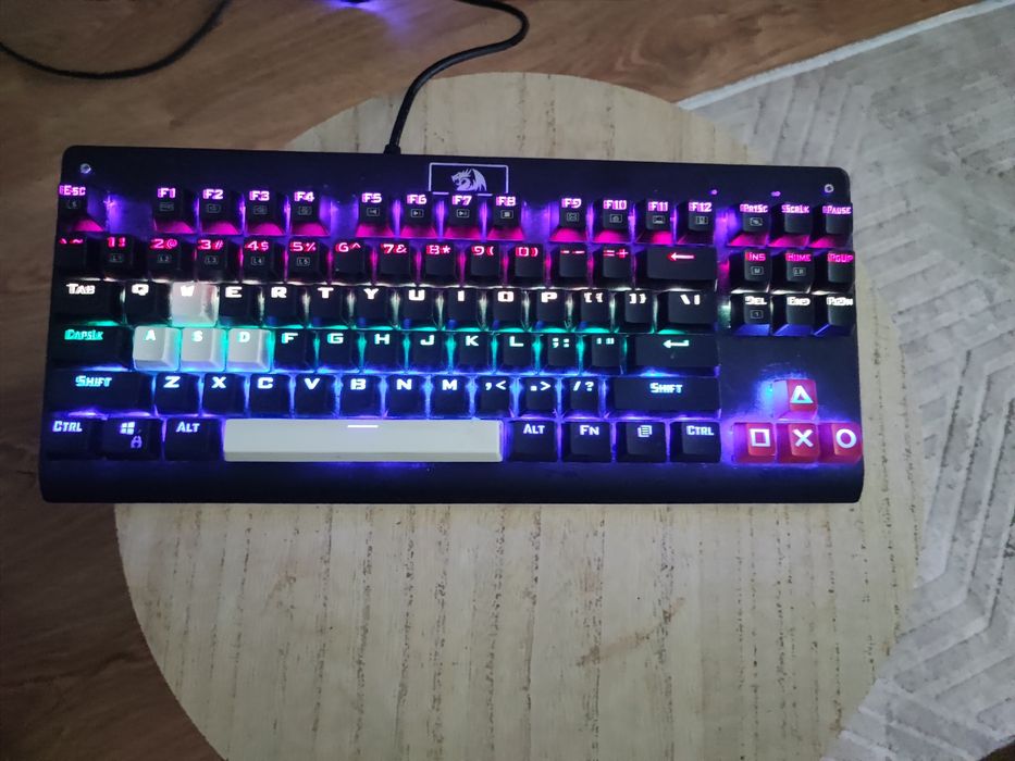 Настолен компютър с монитор, мишка и клавиатура