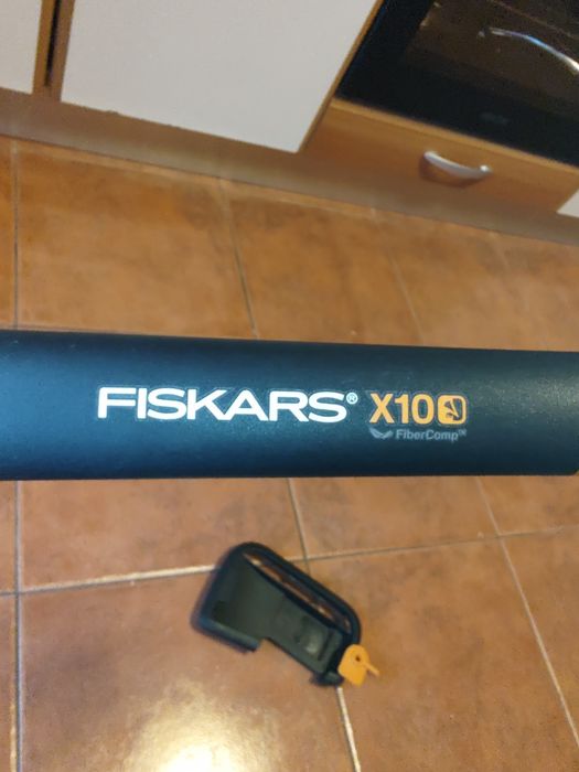 Vand topor Fiskars X10