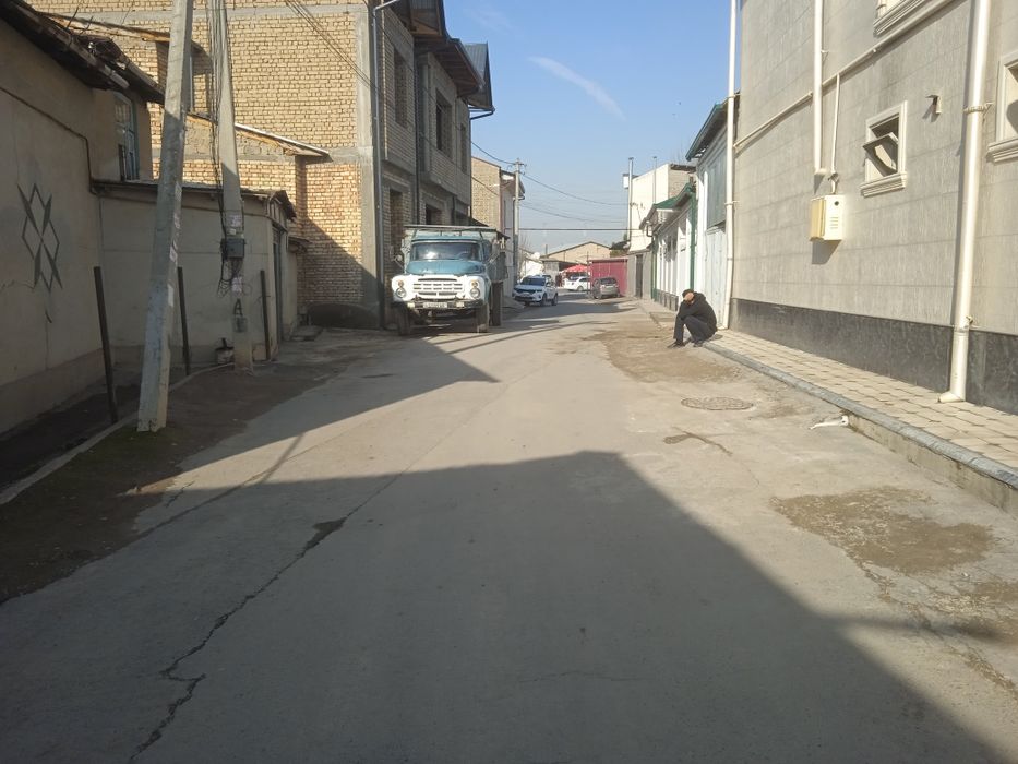 Zangiotada yer uchastkasi sotiladi.