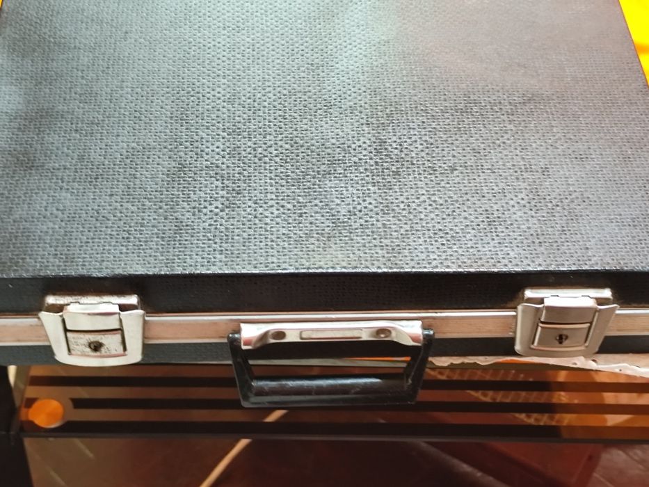 Дипломатически куфарчета и стар куфар