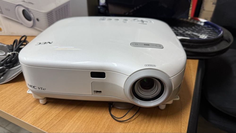 Proiector NEC VT47 LCD pentru home office scoala si prezentari