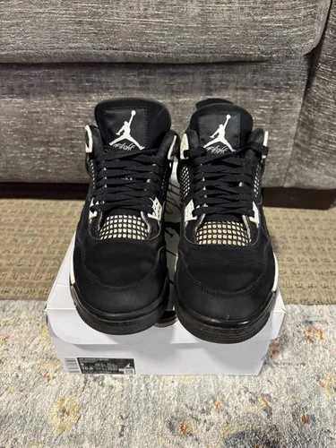 Sneakers Jordan4 White Thunder cu eticheta (nu Nike, Gucci, Adidas, Balenciaga)