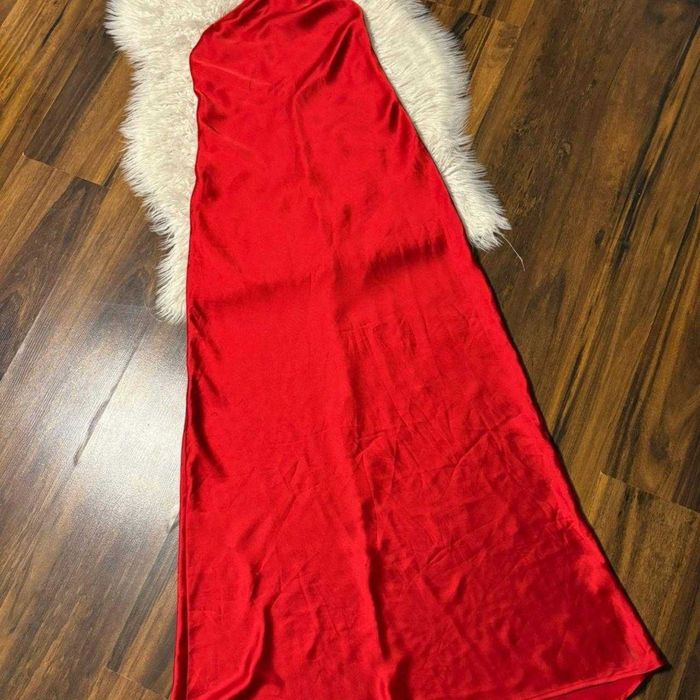 Zara  Ediție Ultra Limitată!!!  Rochie maxi roșie, cu spate decoltat  Decolteu halter și spate decoltat  Rochie lungă cu efect satinat  Nou-nouță