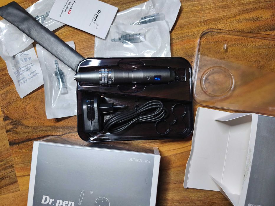 Чисто нов с игли и аксесоари дермапен Drr. Pen Ultima M8