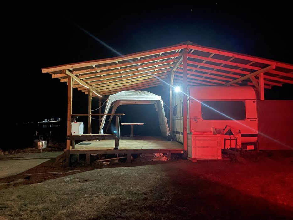 Каравана с навес и лодка на яз. Логодаж