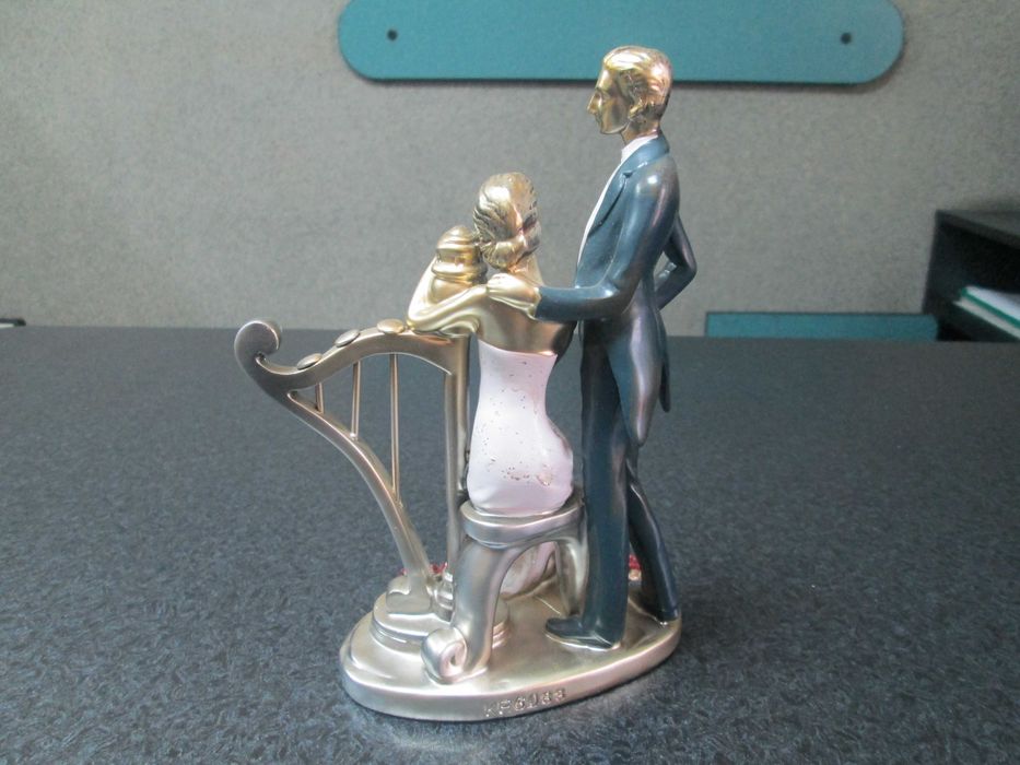 Продавам чисто нова декоративна статуетка на младоженци-много красива