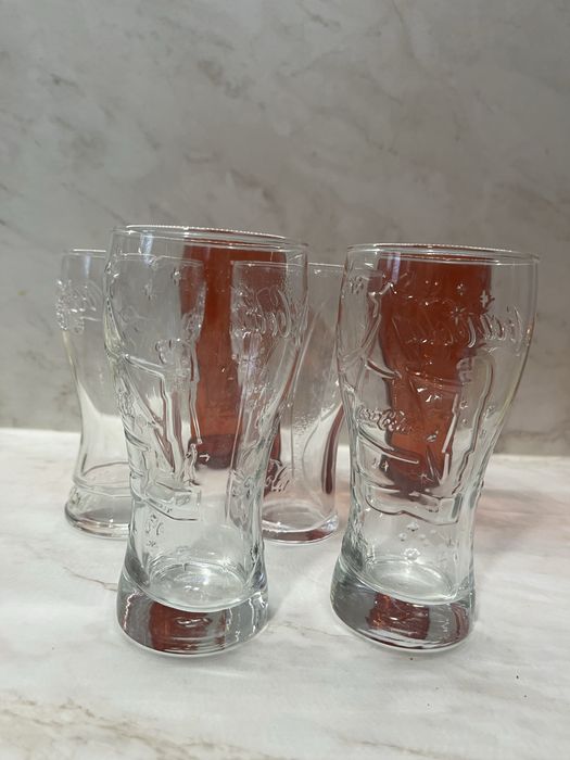 колекция юбилейни чаши на Кока-кола