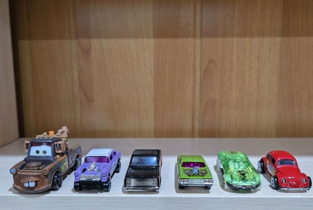 Обменяю машинки на Киндер ОСД