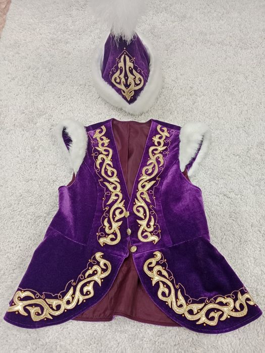 Продам жилетка с головным убором