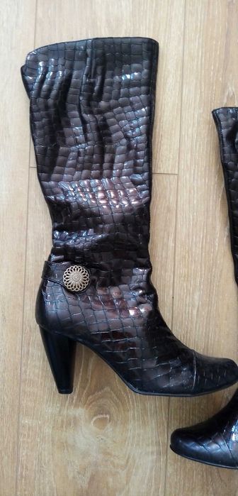 Cizme de piele lacuita masura 38, aproape noi