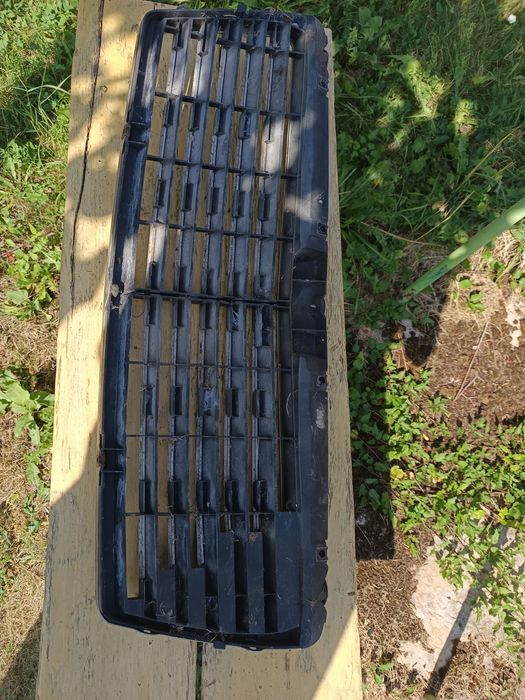 Продавам решетка за Мерцедес W210 елеганс