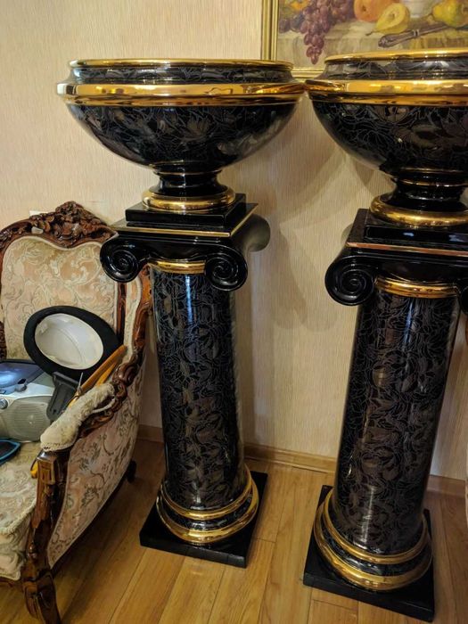 Фирменные Фарфоровые колонны для украшения зала , Италия.