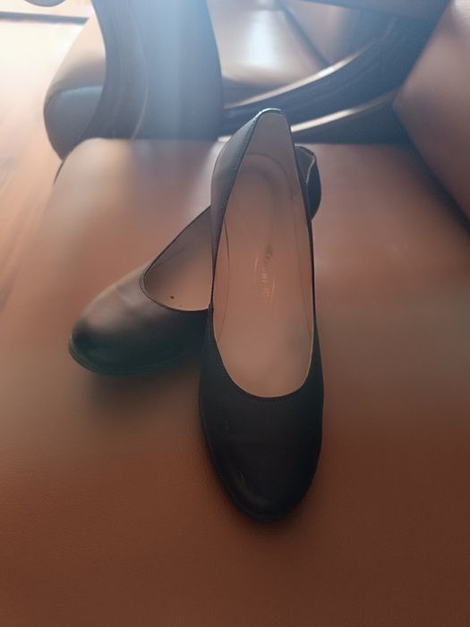 Срочно продам туфли новые кожаные
