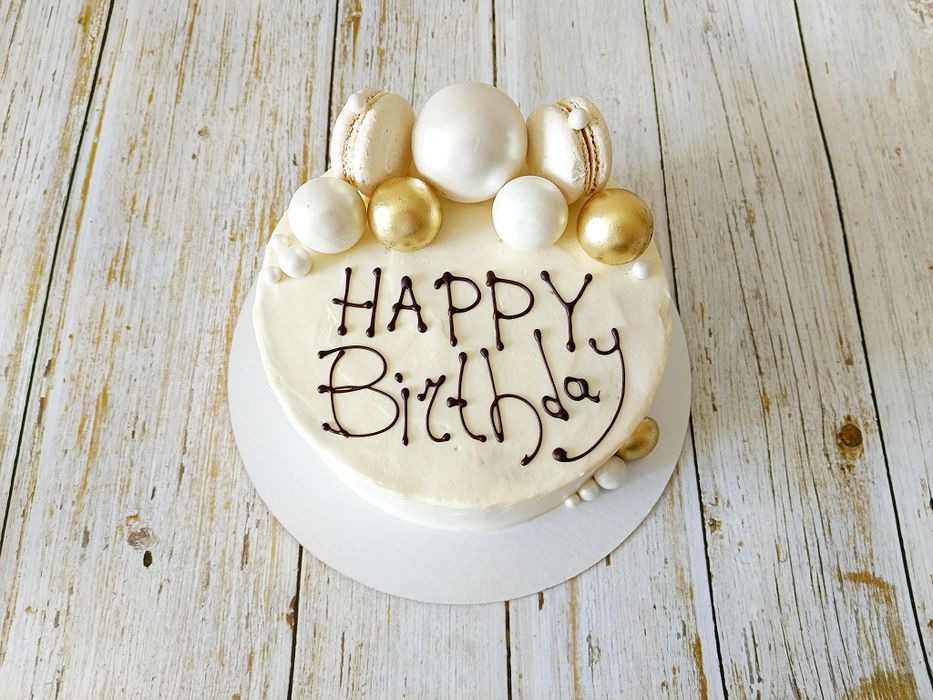 Торты с шоколадными рисунками и печатью.