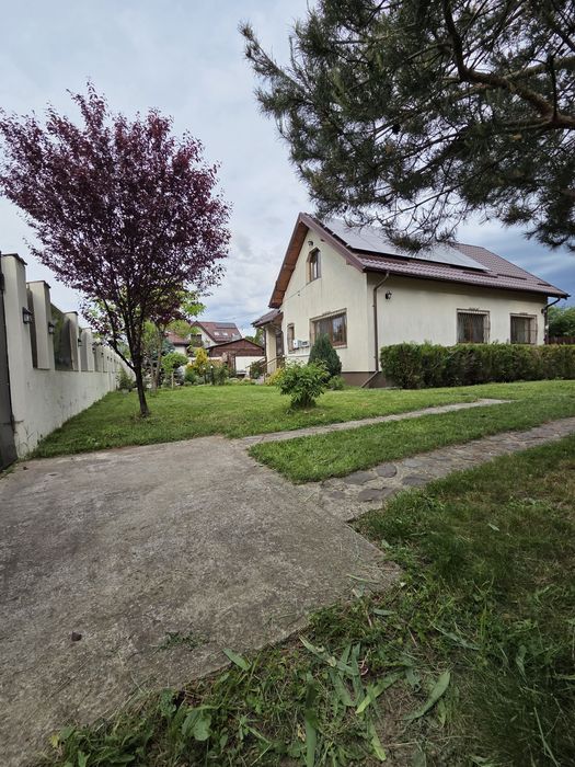 Inchiriere casa P+M , 3 dormitoare, living , zona linistita