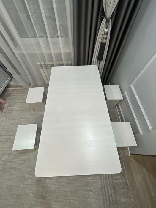 Продам обеденный комплект: стол + 5 табуретов